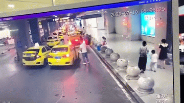 Video: Taxi mất lái, lao qua rào chắn, đâm trúng nhiều người đi đường