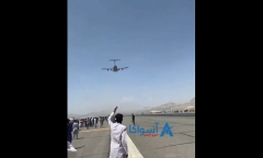 Người Afghanistan tuyệt vọng bám vào máy bay rời khỏi đất nước rồi rơi tự do giữa không trung 