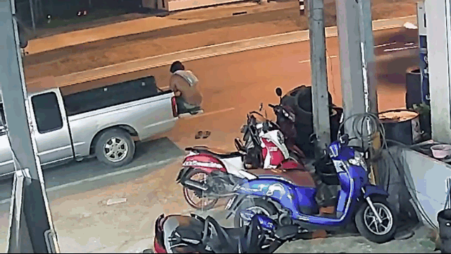 Clip: Người đàn ông thoát chết khi xe ô tô con tông trúng