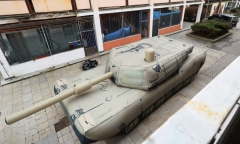 Gia tăng sản xuất xe tăng, tên lửa HIMARS bơm hơi làm 
