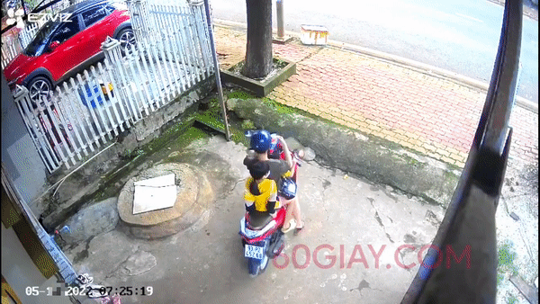 Thót tim cảnh xe máy chở 3 mẹ con phóng vọt về phía trước, ai nấy trách cứ phụ huynh vì điều này
