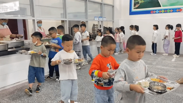 Tự xếp hàng lấy đồ ăn trưa, biểu cảm 