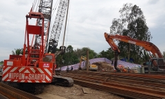 Vụ bé trai 10 tuổi lọt xuống trụ bê tông: Thiết bị, máy móc liên tục được đưa đến hiện trường