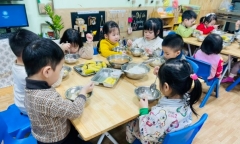 Thời tiết rét buốt, khoảng 30% số trẻ mầm non ở Hà Nội vẫn đến trường
