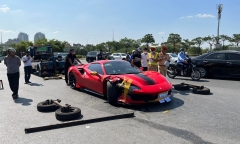 Trích xuất camera phát hiện người đàn ông đi ra từ ghế lái xe Ferrari rồi rời khỏi hiện trường