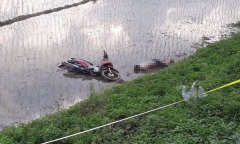 Vụ thi thể nam thanh niên dưới ruộng lúa ở Hà Nội: Xuất hiện xe máy lạ ở hiện trường