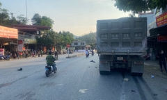 Xe máy va chạm với xe đầu kéo, 3 người thương vong