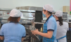 Hàng chục học sinh TP.HCM đau bụng, nôn ói sau bữa ăn bán trú ở trường