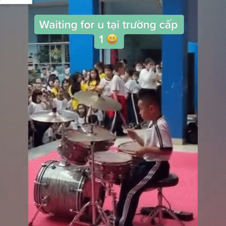 Video: Nam sinh chơi trống theo nền nhạc 