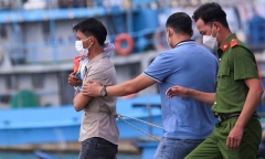Nghi phạm ném con gái 5 tuổi xuống sông bị còng tay, buộc dây vào người để thực nghiệm hiện trường