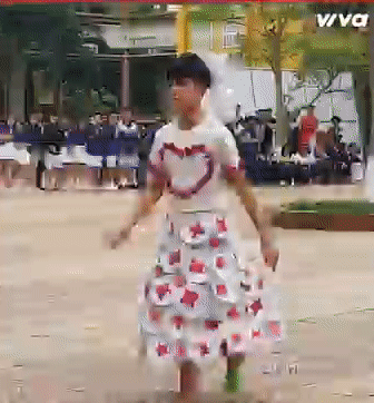 Dàn nam sinh catwalk trong trang phục tái chế khiến cộng đồng mạng 