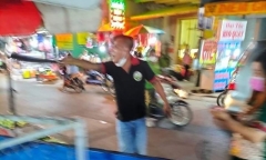 Đang bán rau, người phụ nữ bất ngờ bị nam thanh niên cầm dao rượt chém