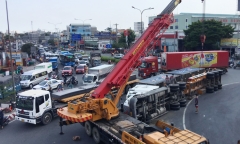 Xe container lật nhào giữa ngã tư, nhiều người thoát chết