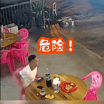 Ô tô lao đến “như tên lửa”, phản ứng cực nhanh trong 1 tích tắc cứu chàng trai thoát chết