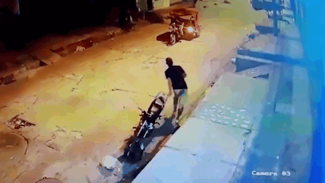 Video: Đi trộm xe máy, thanh niên bị chó đuổi chạy trối chết