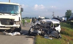 Ô tô 7 chỗ chưa kịp gắn biển số bẹp dúm sau tai nạn, 2 người chết