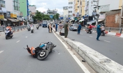 Người đàn ông ngã văng qua làn đường ngược chiều, bị xe máy lao tới tông tử vong