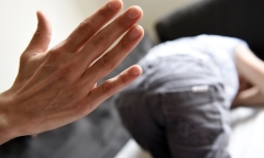 Người mẹ hối hận sau khi thường xuyên đánh vào mông con, lầm tưởng là vô hại 