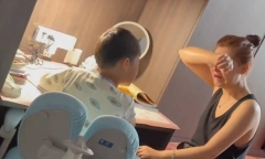 Người phụ nữ ôm đầu khóc tức tưởi trước mặt con trai, dân tình cảm thông khi biết lý do