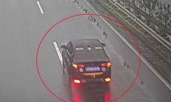 Xe lắp đèn led màu xanh vào biển số, chạy ngược chiều suốt 15km trên cao tốc