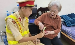 CSGT Hà Nội giúp đỡ cụ bà đi lạc 10km về nhà an toàn
