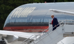 Cựu Tổng thống Mỹ Donald Trump đến Florida, chuẩn bị ra hầu tòa