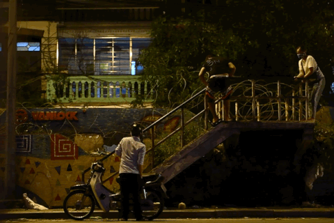 Vụ người dân luồn dây thép gai, trèo khỏi khu phong tỏa: Lãnh đạo quận Hoàn Kiếm lên tiếng