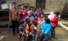 Cụ ông lấy vợ xinh kém 30 tuổi, sử dụng độc chiêu níu chân khiến ai nấy choáng váng