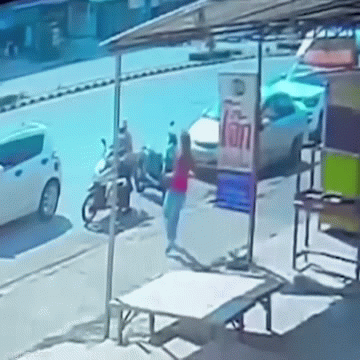 Video: Cô gái 28 tuổi tung cước hạ gục người vờ mua hàng rồi trộm vòng vàng