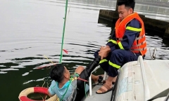 Kịp thời giải cứu người đàn ông nhảy sông Hương tự tử