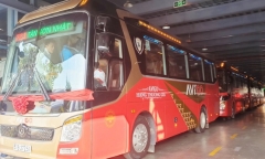 Xe buýt đón khách ở ga quốc nội sân bay Tân Sơn Nhất từ 18/4