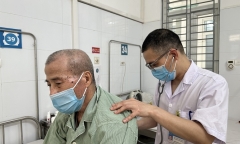 Cụ ông 72 tuổi ho suốt 3 tháng, khạc đờm ra máu đi khám phát hiện mắc hạt hồng xiêm