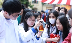 Bộ Chính trị quyết định miễn học phí cho học sinh công lập trên cả nước