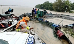 Kịp thời cứu sống gia đình 3 người trên bè cá bị trôi dạt dọc sông Hồng