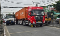 Hiện trường xe container cuốn xe máy vào gầm, người phụ nữ tử vong thương tâm