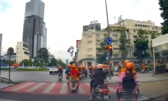 Xử phạt đoàn người mặc áo cam, chạy xe Vespa vượt đèn đỏ ở trung tâm TP.HCM