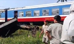Công nông băng qua đường sắt bị tàu hỏa tông, 3 người thương vong 