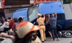 Vụ ô tô bán tải tông loạt xe máy ở Hà Nội: CSGT và người dân khênh xe lên để cứu nạn nhân
