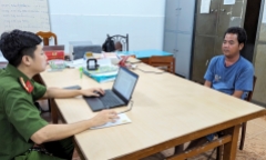 Mật phục bắt quả tang người đàn ông “tuồn” hơn 530.000 USD qua biên giới