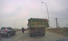 Xác minh clip ô tô tải liên tục tạt đầu, chèn ép ô tô con trên đường ở Hà Nội