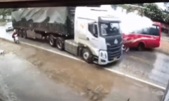 Clip: Khoảnh khắc xe khách va chạm với xe đầu kéo, nhiều người văng ra đường