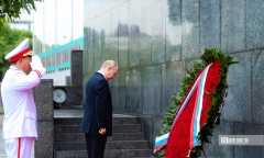Tổng thống Putin vào Lăng viếng Chủ tịch Hồ Chí Minh
