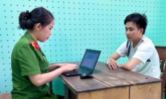 Bắt người đàn ông tống tiền nhân tình bằng clip nhạy cảm theo lời xúi dục của vợ