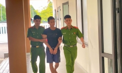 Bắt đối tượng cầm dao xông vào trụ sở công an xã tại Thanh Hóa