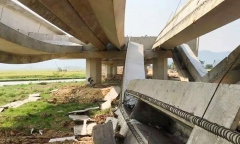 Nhiều dầm cầu nặng hàng trăm tấn trên cao tốc Bắc - Nam đổ sập