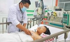 Hai bé rơi xuống hồ trước nhà, một bé tử vong thương tâm