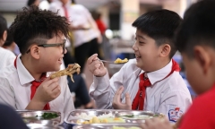 Hà Nội chính thức hỗ trợ tiền ăn trưa cho học sinh tiểu học, không phân biệt công lập hay tư thục