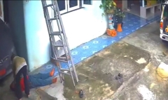 Khoảnh khắc cụ bà cứu sống người đàn ông thoát khỏi