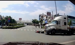 Clip: Va chạm giữa xe máy và container ở gầm cầu vượt, người đàn ông tử vong 