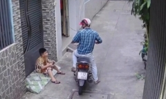 TP.HCM: Ngồi chơi trước nhà, bé trai bất ngờ bị giật mất điện thoại